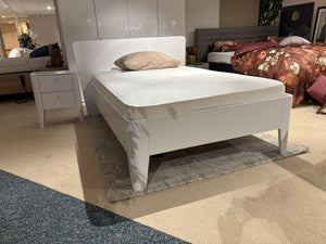 1 Persoons ledikant + nachtkastje + commode Mondeo